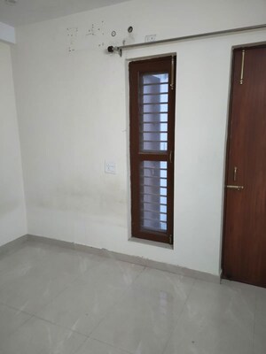 Room in 3 BHK Builder Floor at Sector 78 – for Rent