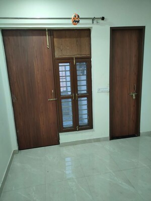 Room in 3 BHK Builder Floor at Sector 78 – for Rent