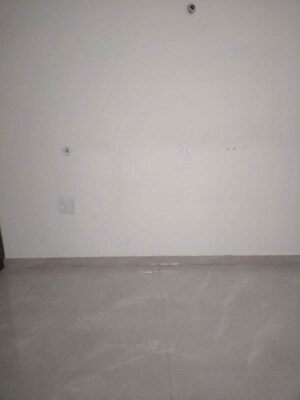Room in 3 BHK Builder Floor at Sector 78 – for Rent