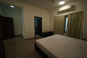 Room in 4 BHK Apartment at Halasuru – for Rent