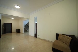 Room in 4 BHK Apartment at Halasuru – for Rent