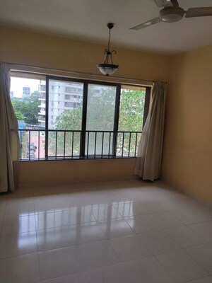 Room in 1 BHK Apartment at Maker Tower, Cuffe Parade – for Rent