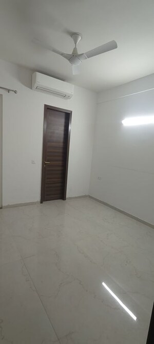 Room in 3 BHK Apartment at Smart World Orchard, Sector 61 – for Rent