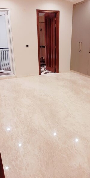 Room in 4 BHK Builder Floor at Green Park Extension – for Sale