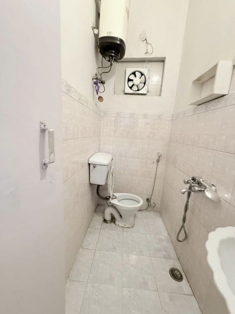 Bathroom, masjid moth 1 Bedroom 600 Sq.Ft. Independent House In Masjid Moth Delhi 10318601