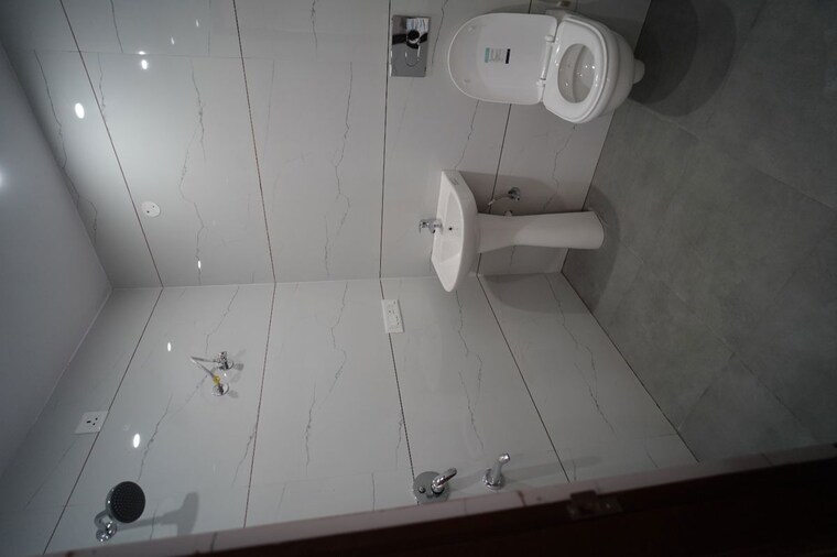 Bathroom, shri-northview-avenue 3 Bedroom 150 Sq.Yd. Apartment In Dyalpur Zirakpur 10318605