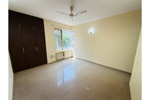 Room in 3 BHK Builder Floor at Unitech Woodstock Floors, Sector 50 – for Rent