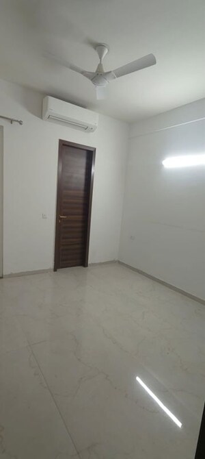 Room in 3.5 BHK Builder Floor at Smart World Orchard, Sector 61 – for Rent