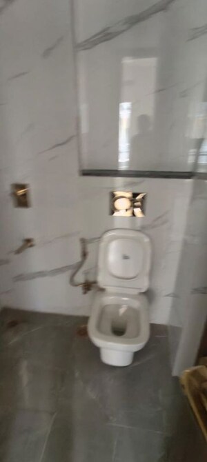 Bathroom in 3.5 BHK Builder Floor at Smart World Orchard, Sector 61 – for Rent