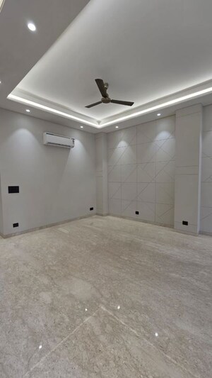 Room in 4 BHK Builder Floor at Green Park Extension – for Sale