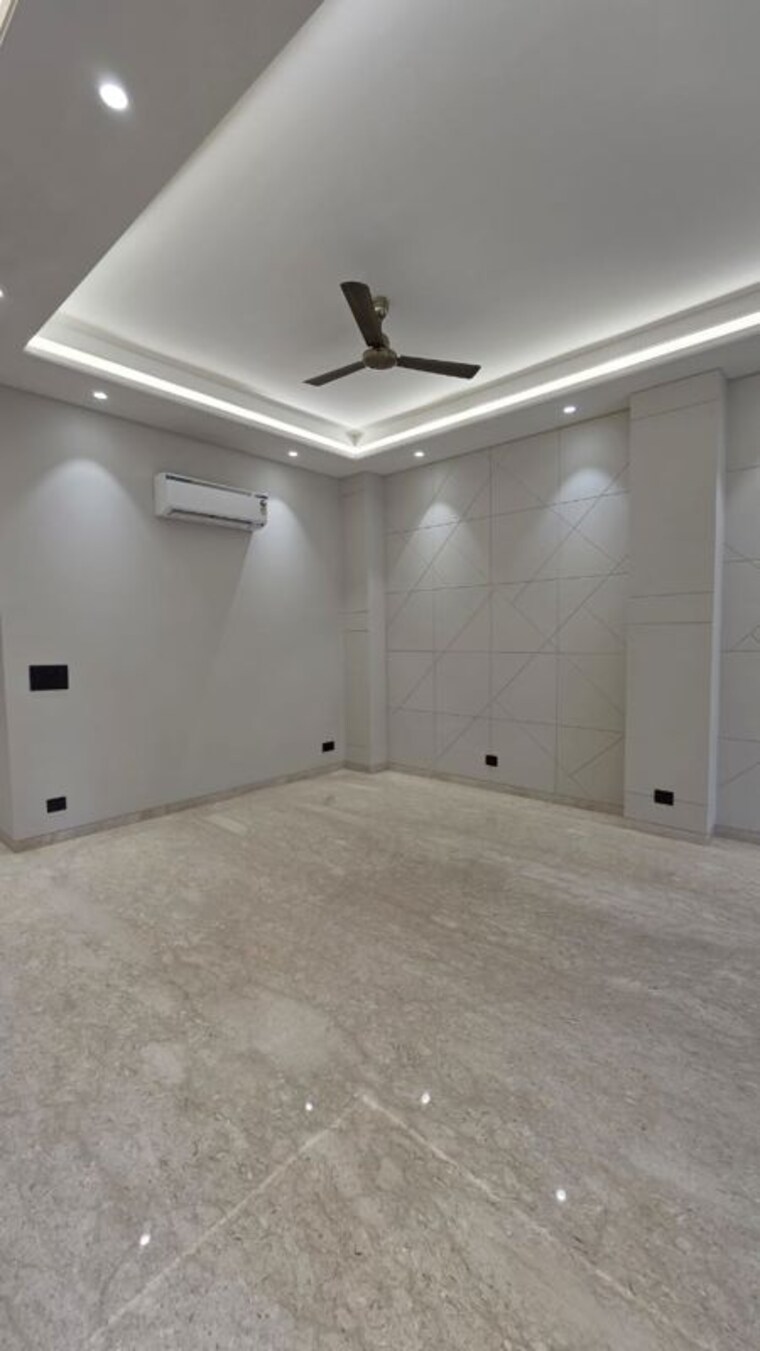 Room, green park extension 4 Bedroom 350 Sq.Yd. Builder Floor In Green Park Extension Delhi 10318647