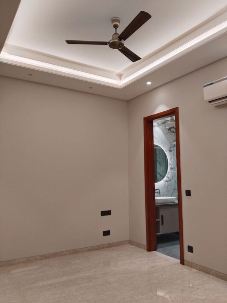 Room, green park extension 4 Bedroom 350 Sq.Yd. Builder Floor In Green Park Extension Delhi 10318647