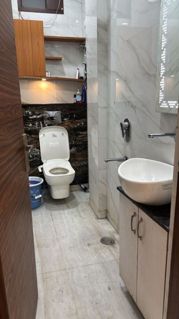 Bathroom, shalimar bagh 1 Bedroom 600 Sq.Ft. Builder Floor In Shalimar Bagh Delhi 10318691