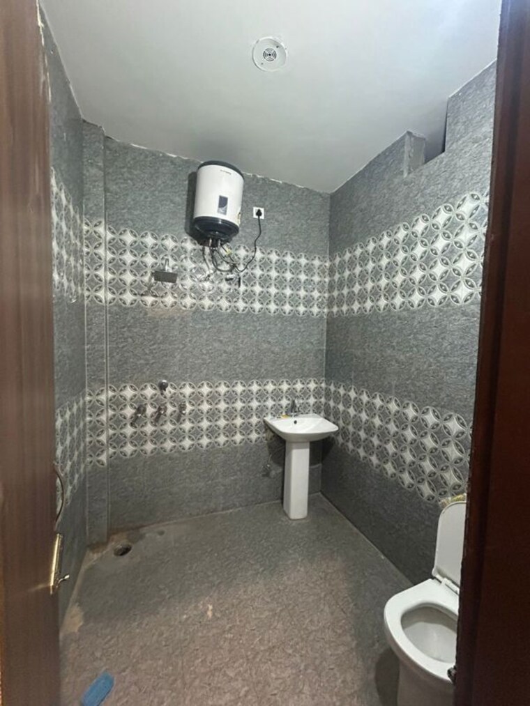 Bathroom, sunny enclave 3 Bedroom 200 Sq.Ft. Builder Floor In Sunny Enclave Mohali 10318694