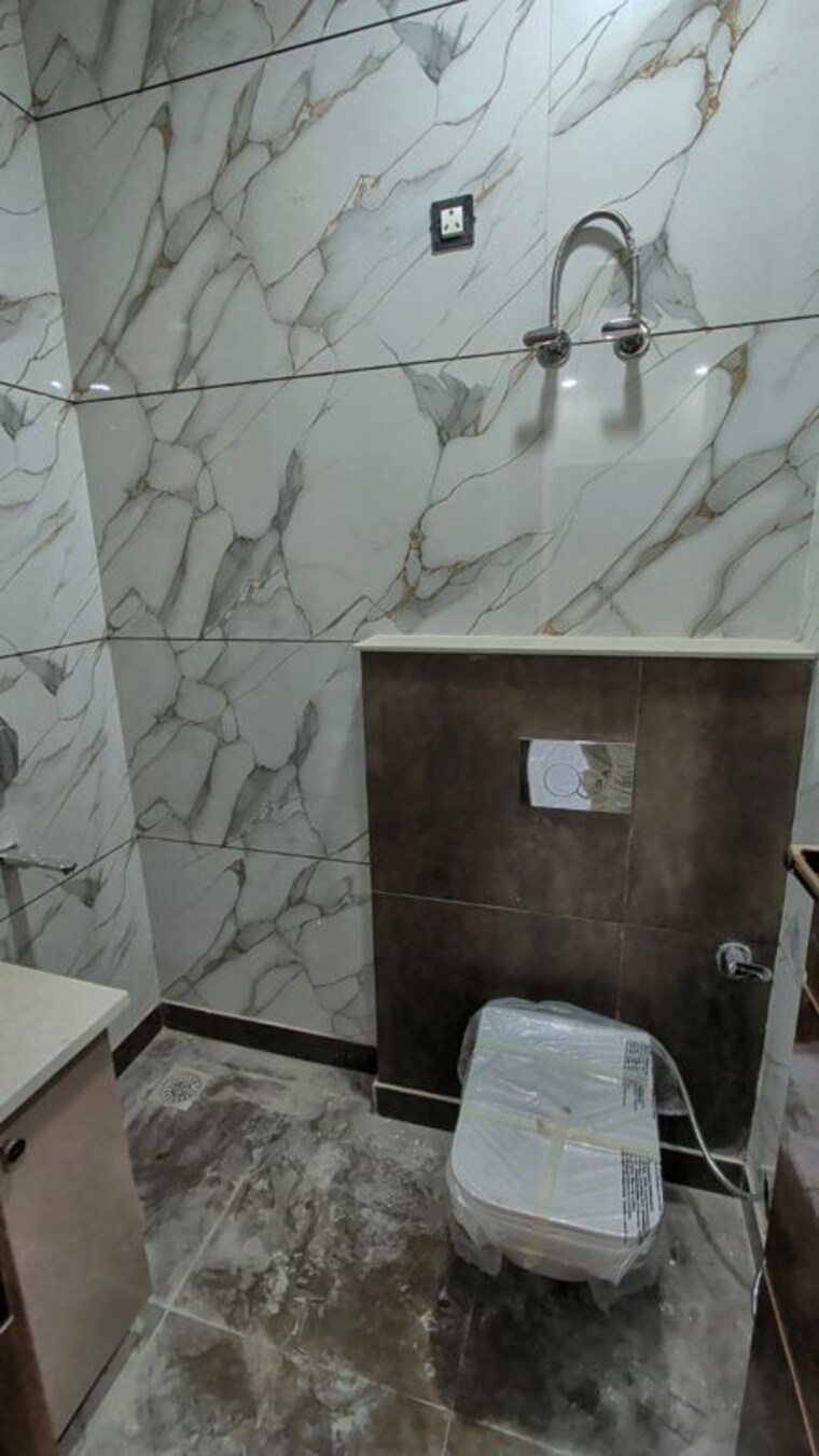 Bathroom, pitampura 2 Bedroom 1000 Sq.Ft. Builder Floor In Pitampura Delhi 10318757