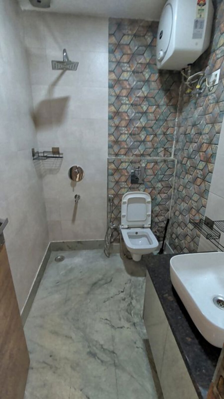 Bathroom, pitampura 2 Bedroom 850 Sq.Ft. Builder Floor In Pitampura Delhi 10318791