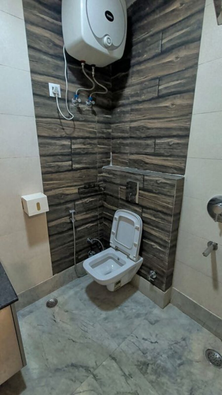 Bathroom, pitampura 2 Bedroom 850 Sq.Ft. Builder Floor In Pitampura Delhi 10318791