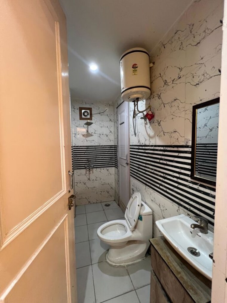 Bathroom, dlf-belvedere-towers  950 Sq.Ft. Builder Floor In Sector 24 Gurgaon 10318840