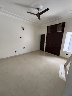 3 BHK + Pooja Room,Servant Room Independent House For Rent in RWA Apartments Sector 61