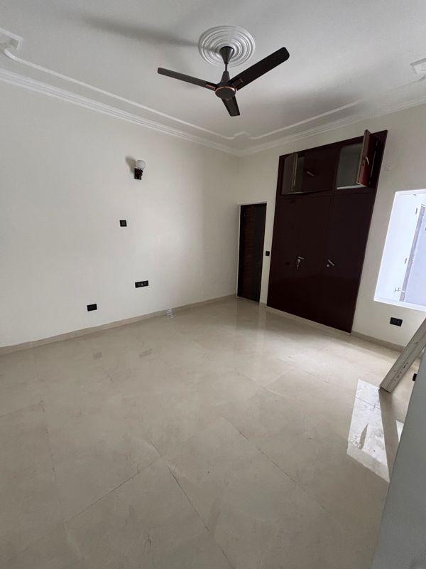 3 BHK + Pooja Room,Servant Room Independent House For Rent in RWA Apartments Sector 61