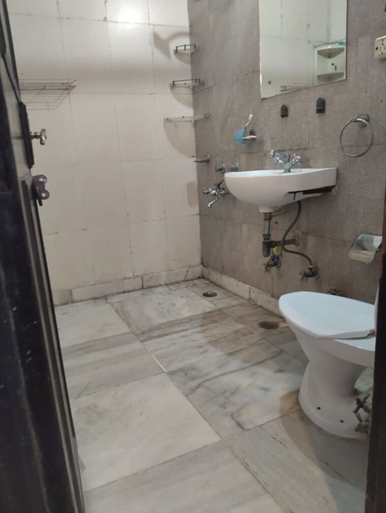 Bathroom, neb sarai 3 Bedroom 900 Sq.Ft. Builder Floor In Neb Sarai Delhi 10318960