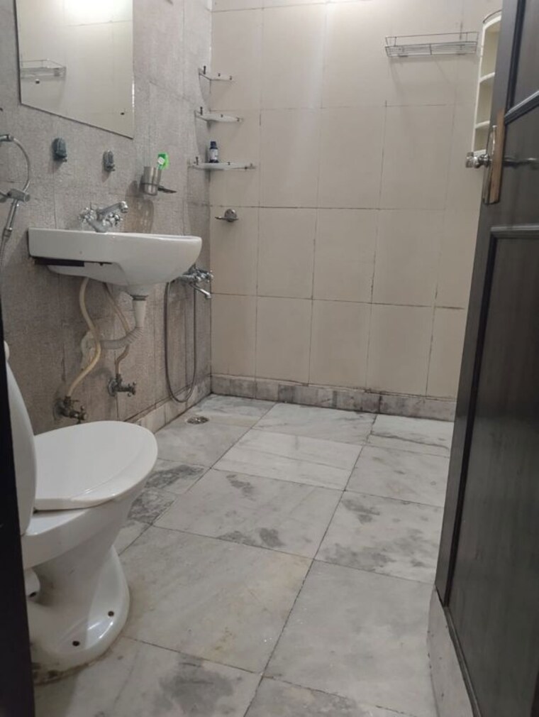 Bathroom, neb sarai 3 Bedroom 900 Sq.Ft. Builder Floor In Neb Sarai Delhi 10318960