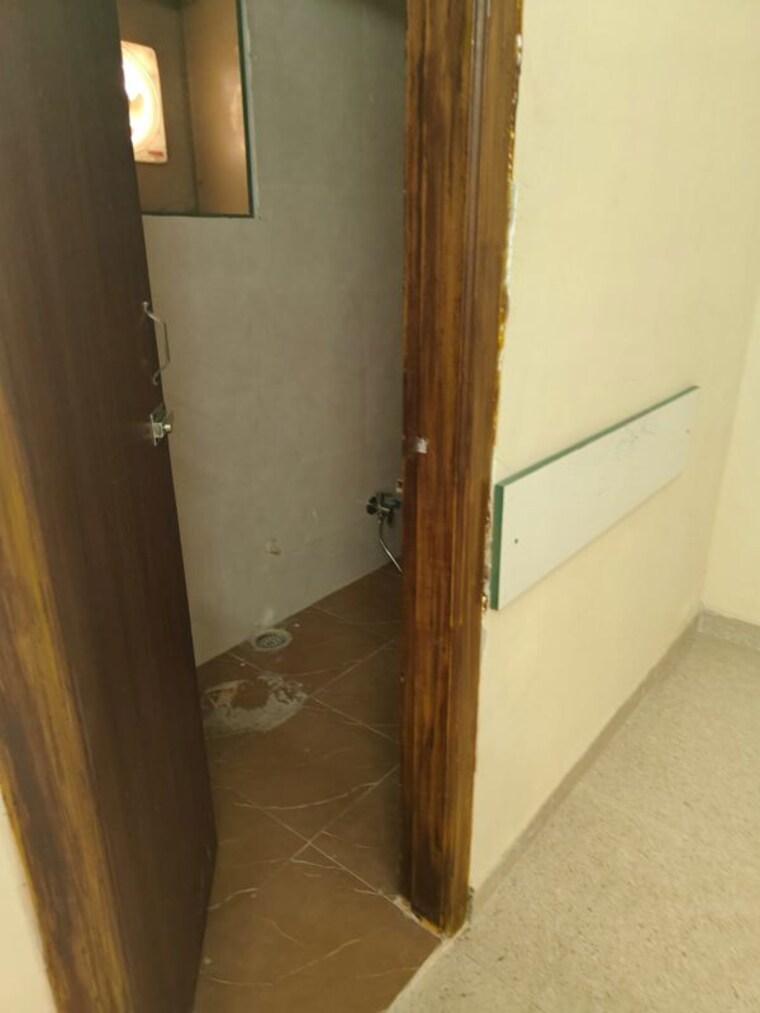 Bathroom, freedom fighters enclave 1 Bedroom 450 Sq.Ft. Builder Floor In Freedom Fighters Enclave Delhi 10318959
