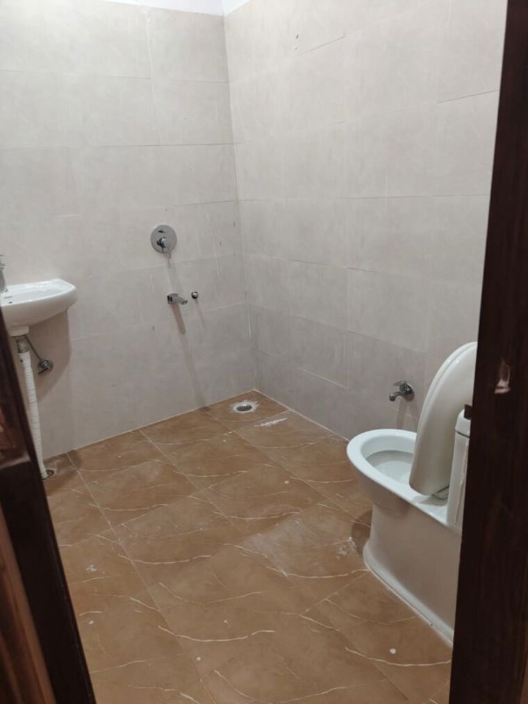 Bathroom, freedom fighters enclave 1 Bedroom 450 Sq.Ft. Builder Floor In Freedom Fighters Enclave Delhi 10318959