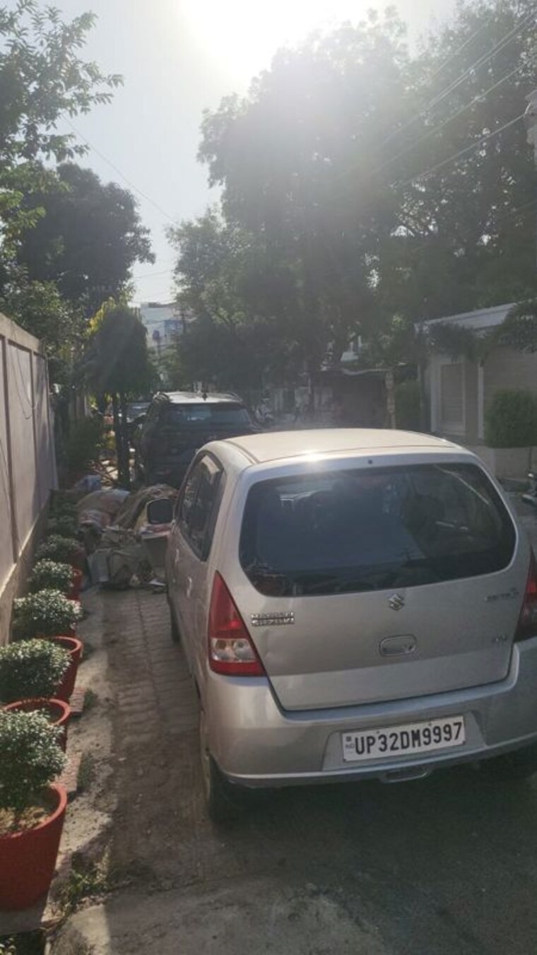  Parking, alaknanda-apartment-gomti-nagar 3 Bedroom 3200 Sq.Ft. Independent House In Gomti Nagar Lucknow 10318984