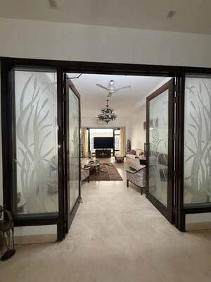 3 BHK Builder Floor – Entrance View at Nehru Enclave - for Rent