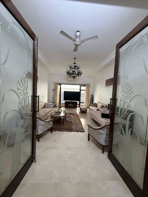 3 BHK Builder Floor – Entrance View at Nehru Enclave - for Rent