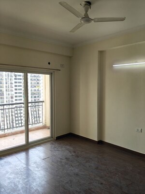 Room in 2.5 BHK Apartment at Antriksh Golf View, Sector 78 – for Rent