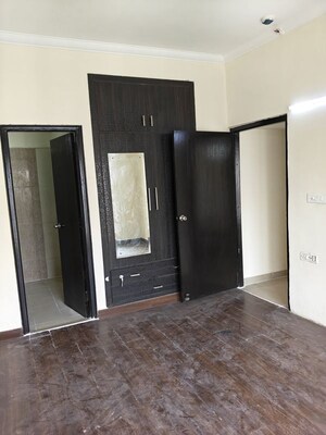 Room in 2.5 BHK Apartment at Antriksh Golf View, Sector 78 – for Rent