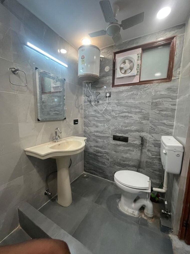 Bathroom, freedom fighters enclave 2 Bedroom 850 Sq.Ft. Builder Floor In Freedom Fighters Enclave Delhi 10319051