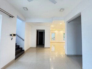 Room in 4 BHK Apartment at Shivranjani Apartment, Kothrud – for Sale