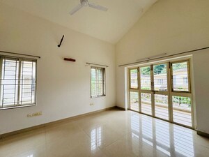 Room in 4 BHK Apartment at Shivranjani Apartment, Kothrud – for Sale