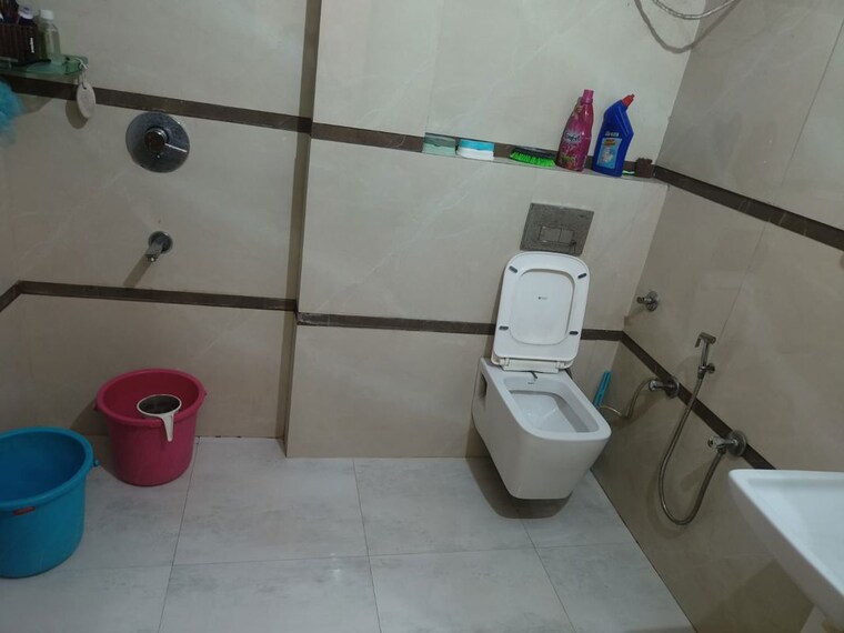Bathroom, rohini sector 16 3 Bedroom 1000 Sq.Ft. Builder Floor In Rohini Sector 16 Delhi 10319122