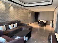 3 BHK + Servant Room Apartment For Rent in Lodha Trump Tower