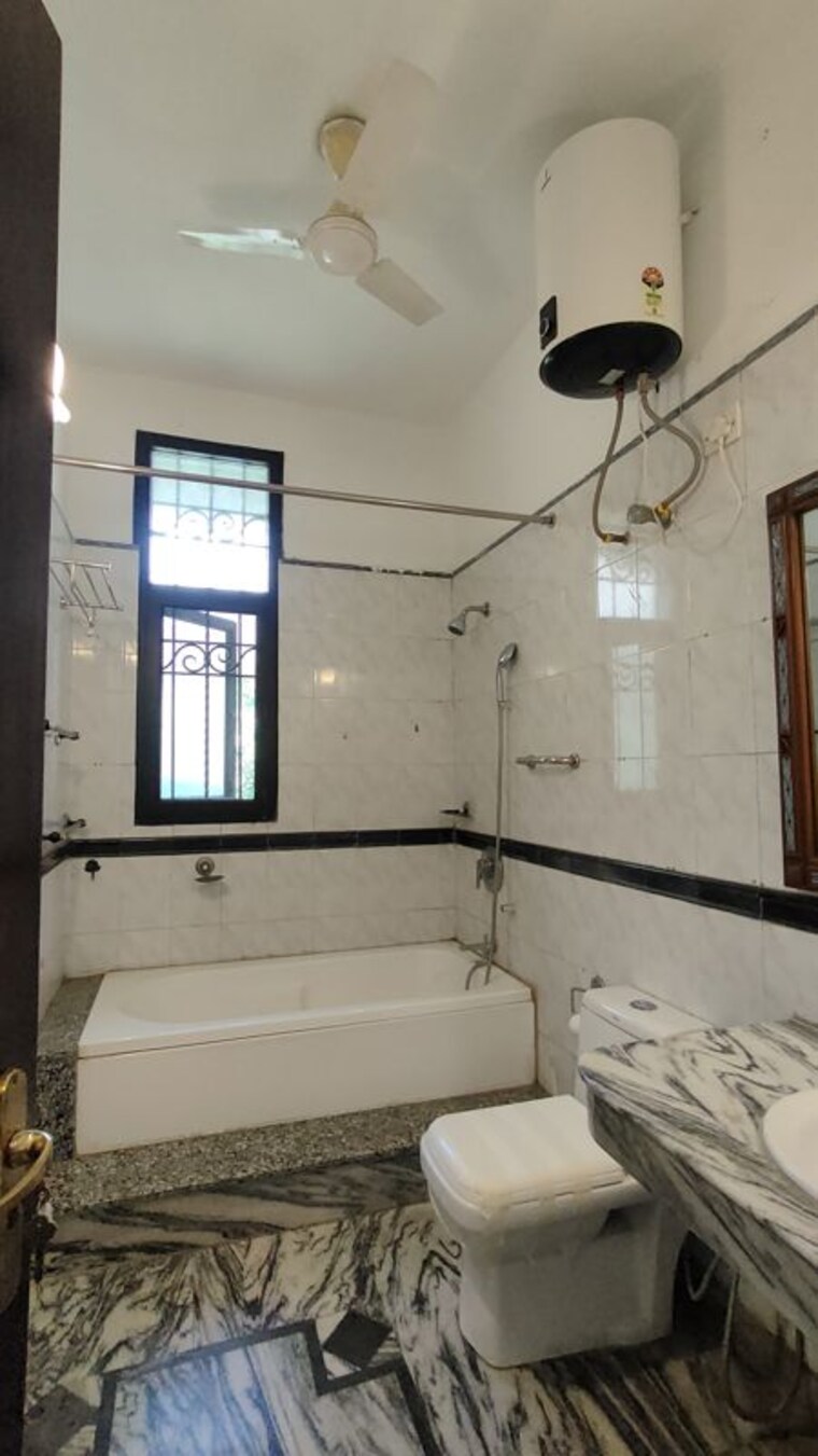 Bathroom, sushant lok i 4 Bedroom 5000 Sq.Ft. Independent House In Sushant Lok I Gurgaon 10319359