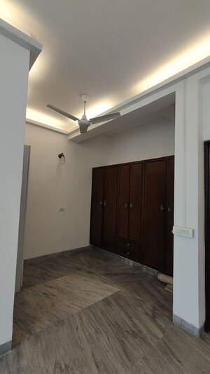 Room in 4 BHK Independent House at Sushant Lok I – for Rent