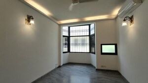 Room in 4 BHK Independent House at Sushant Lok I – for Rent