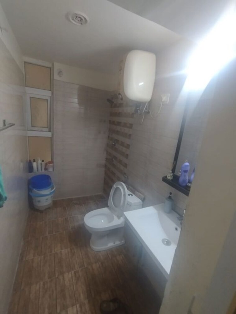 Bathroom, tulip-violet 3 Bedroom 1578 Sq.Ft. Apartment In Sector 69 Gurgaon 10319425