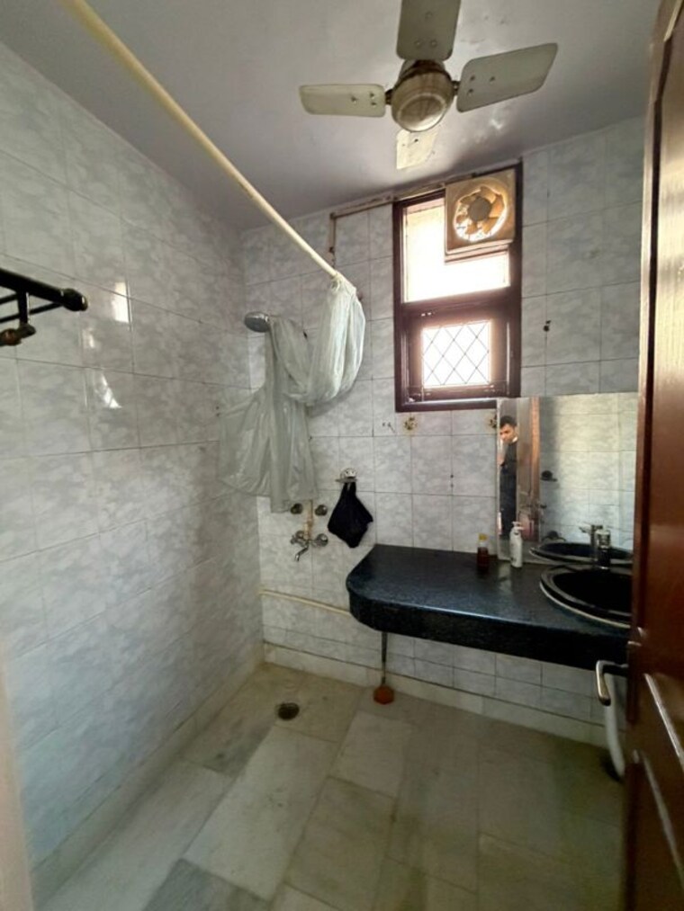 Bathroom, kalkaji 3 Bedroom 1800 Sq.Ft. Builder Floor In Kalkaji Delhi 10319576