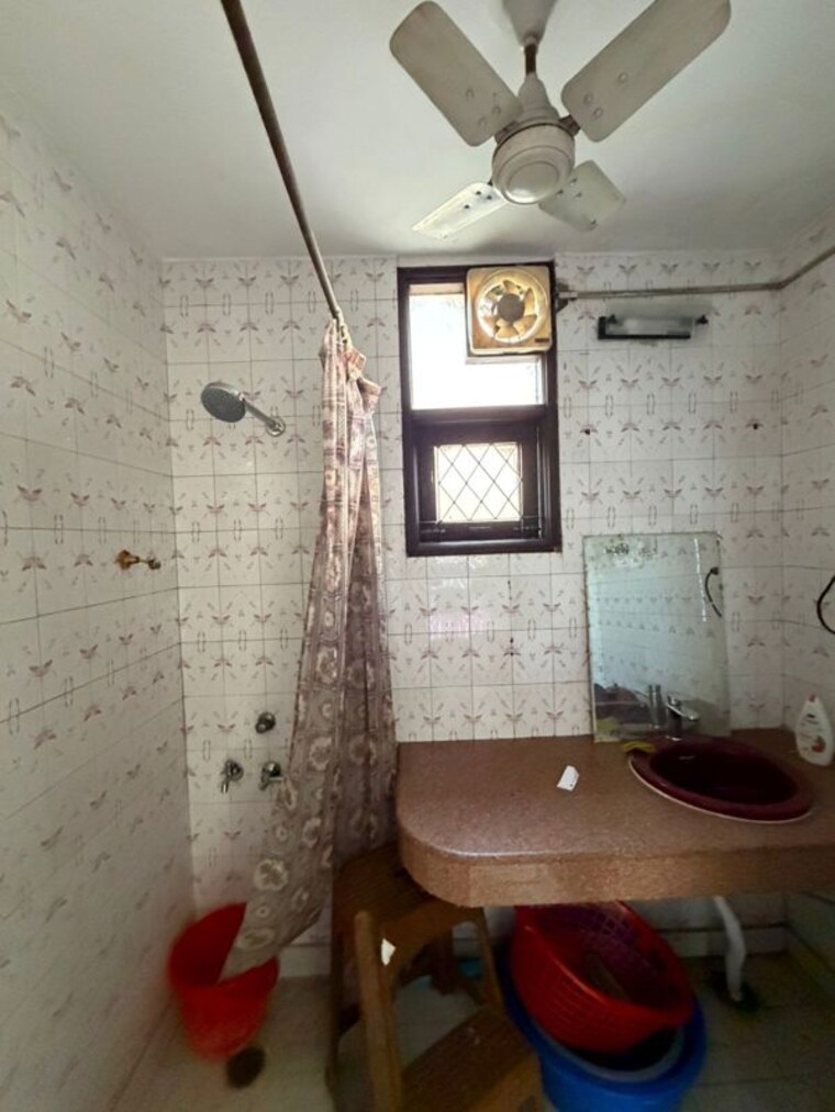 Bathroom, kalkaji 3 Bedroom 1800 Sq.Ft. Builder Floor In Kalkaji Delhi 10319576