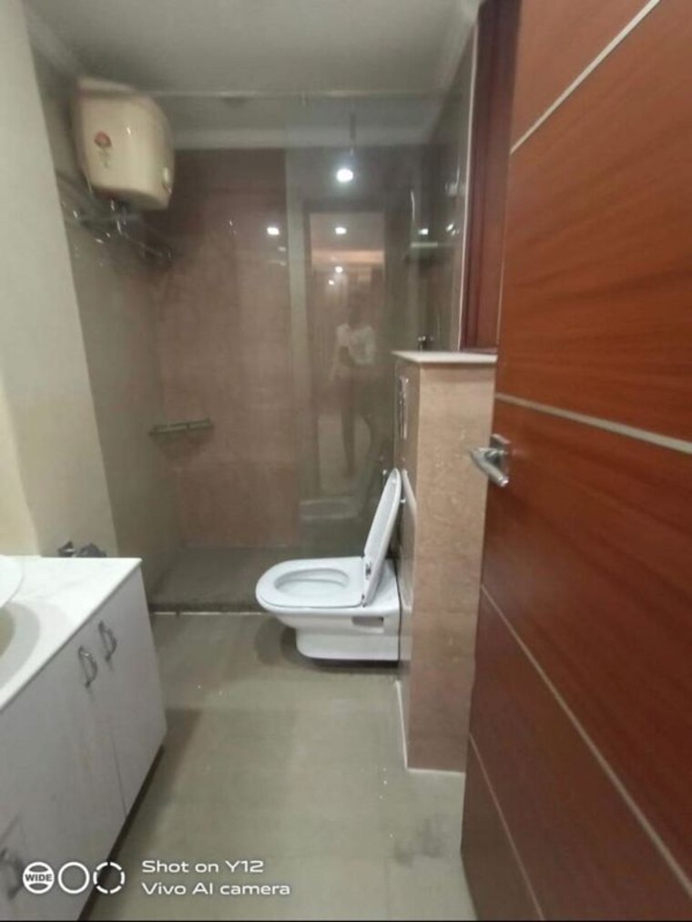 Bathroom, greater kailash part 3 3 Bedroom 1800 Sq.Ft. Builder Floor In Greater Kailash Part 3 Delhi 10319608