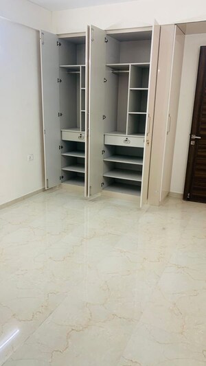 Room in 2.5 BHK Apartment at Smart World Gems, Sector 89 – for Rent