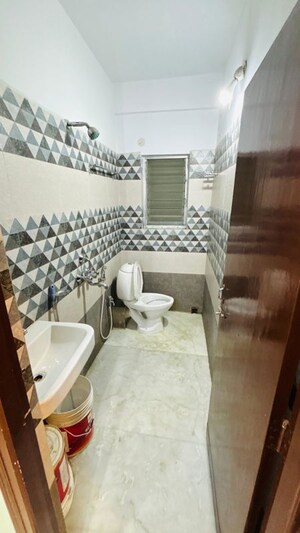 Attached Bathroom in 3 BHK Apartment at Kolkatta Gpo – for Rent