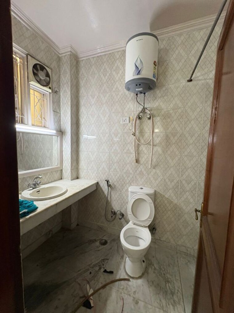 Bathroom, malviya nagar 3 Bedroom 1500 Sq.Ft. Builder Floor In Malviya Nagar Delhi 10319788