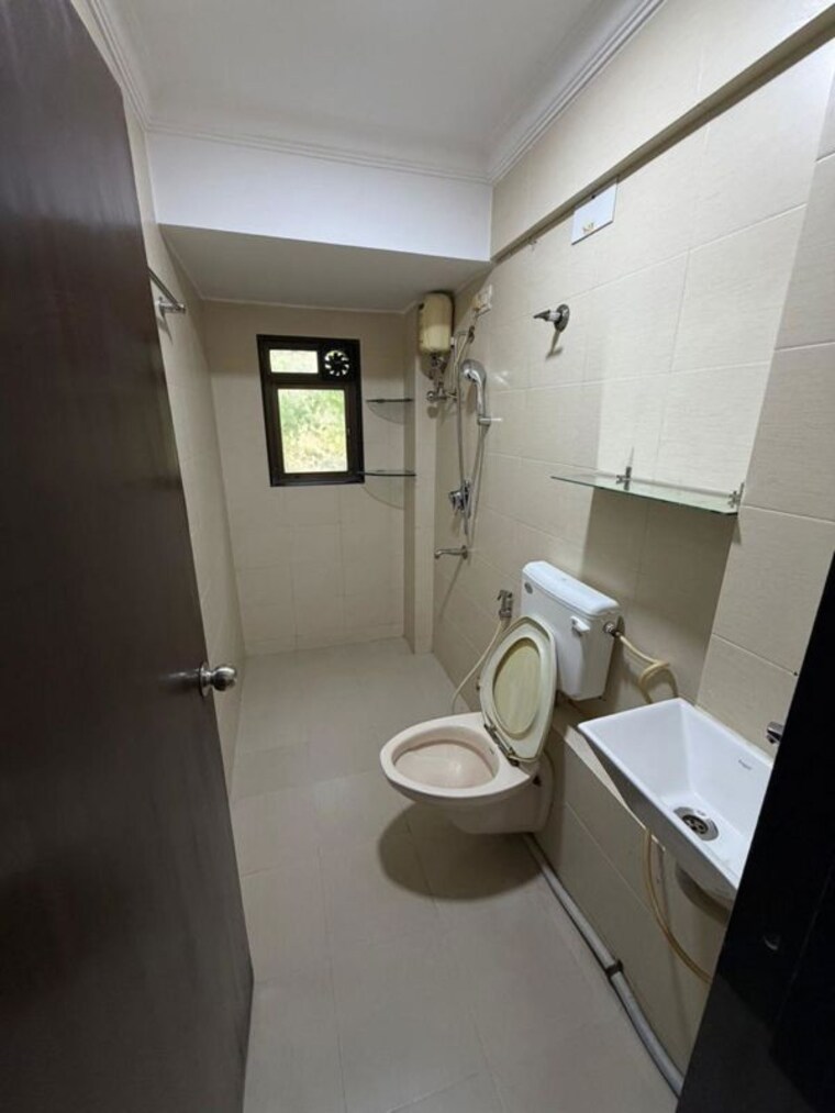 Bathroom, juhu 2 Bedroom 1000 Sq.Ft. Apartment In Juhu Mumbai 10319759