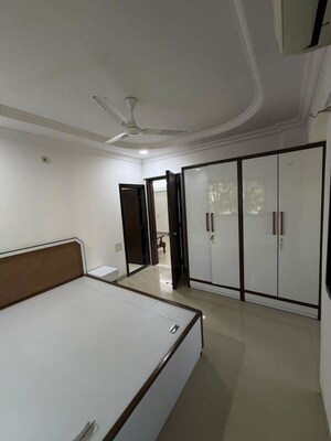 Room in 2 BHK Apartment at Juhu – for Rent